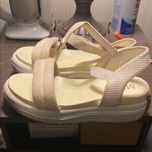 Women's Cream Sandals youth girls sz 4